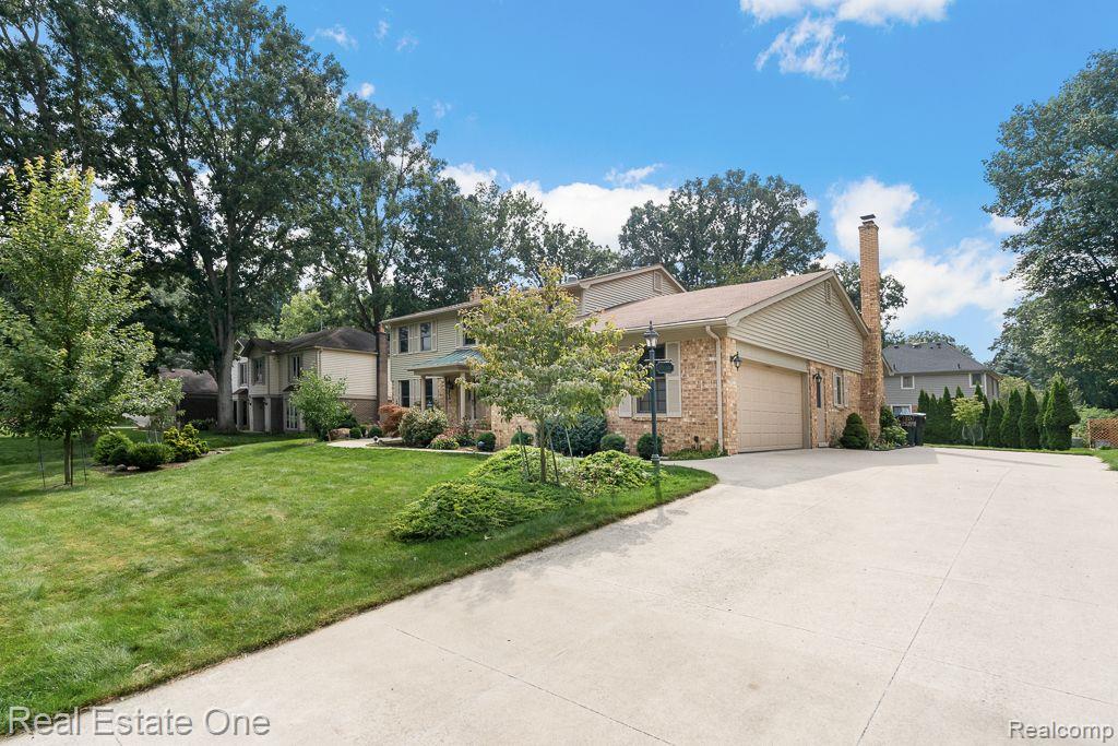 1104 HIDDEN LN