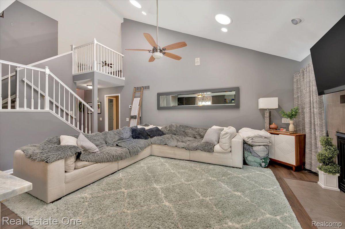 7425 VILLAGE CRT