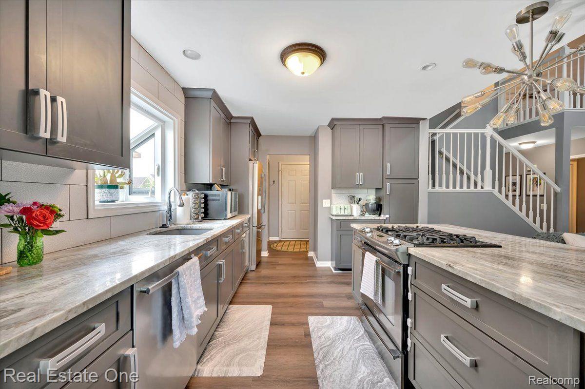 7425 VILLAGE CRT
