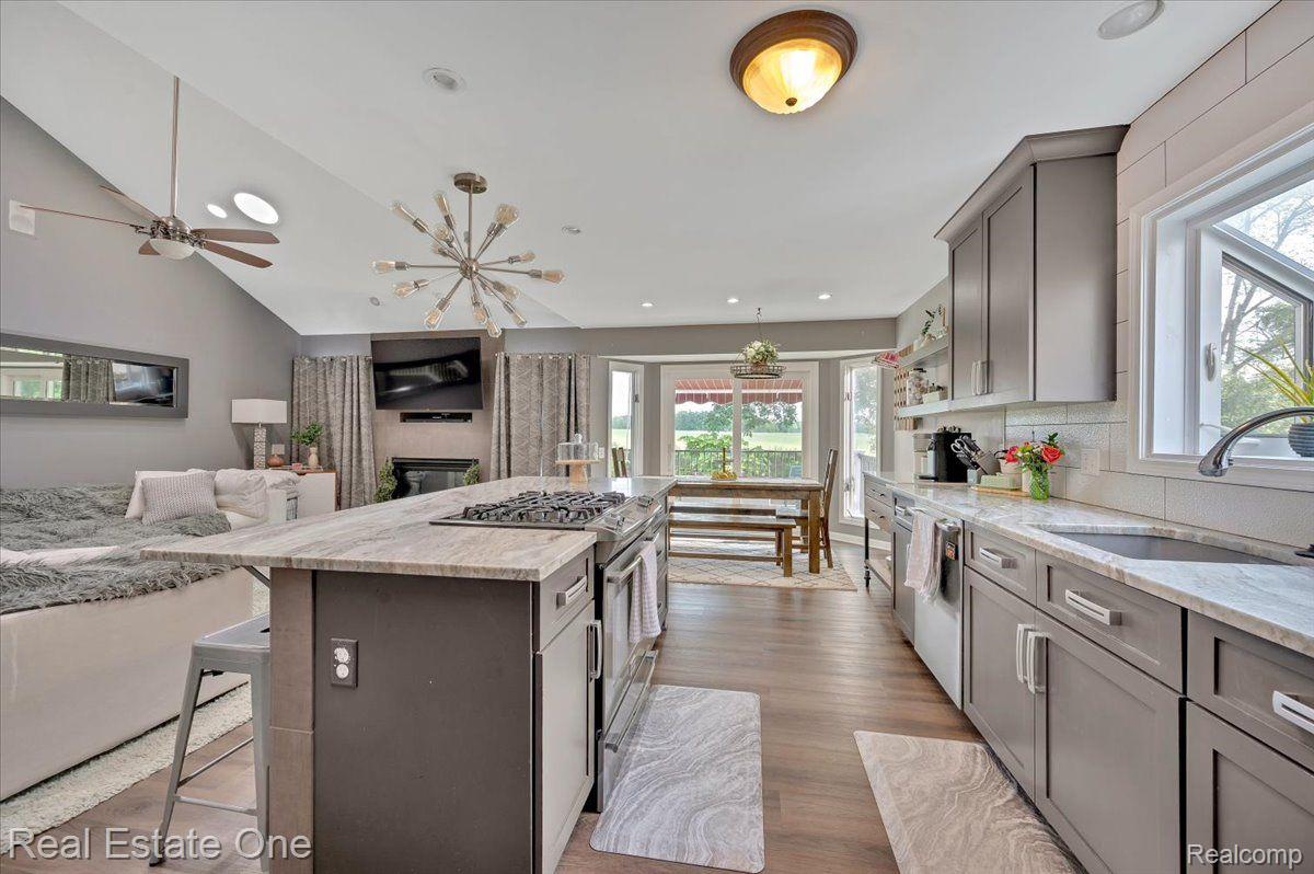 7425 VILLAGE CRT