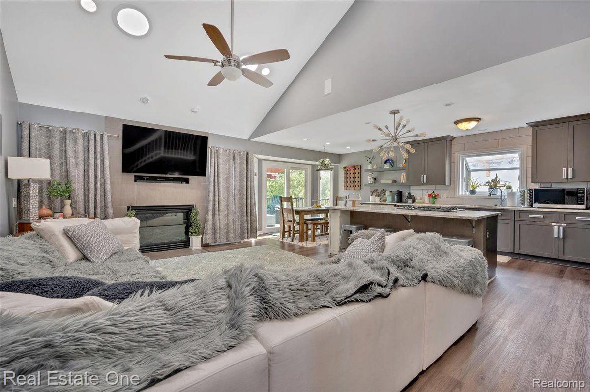 7425 VILLAGE CRT