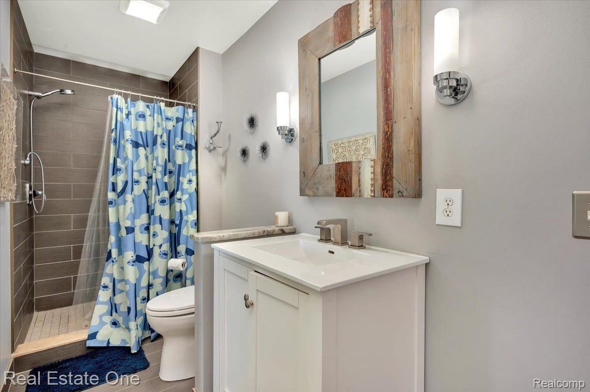 7425 VILLAGE CRT