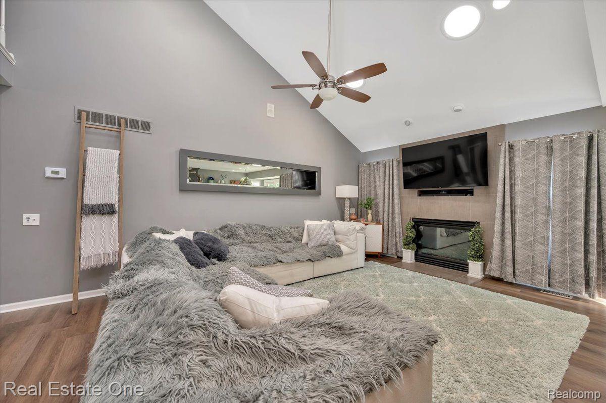 7425 VILLAGE CRT