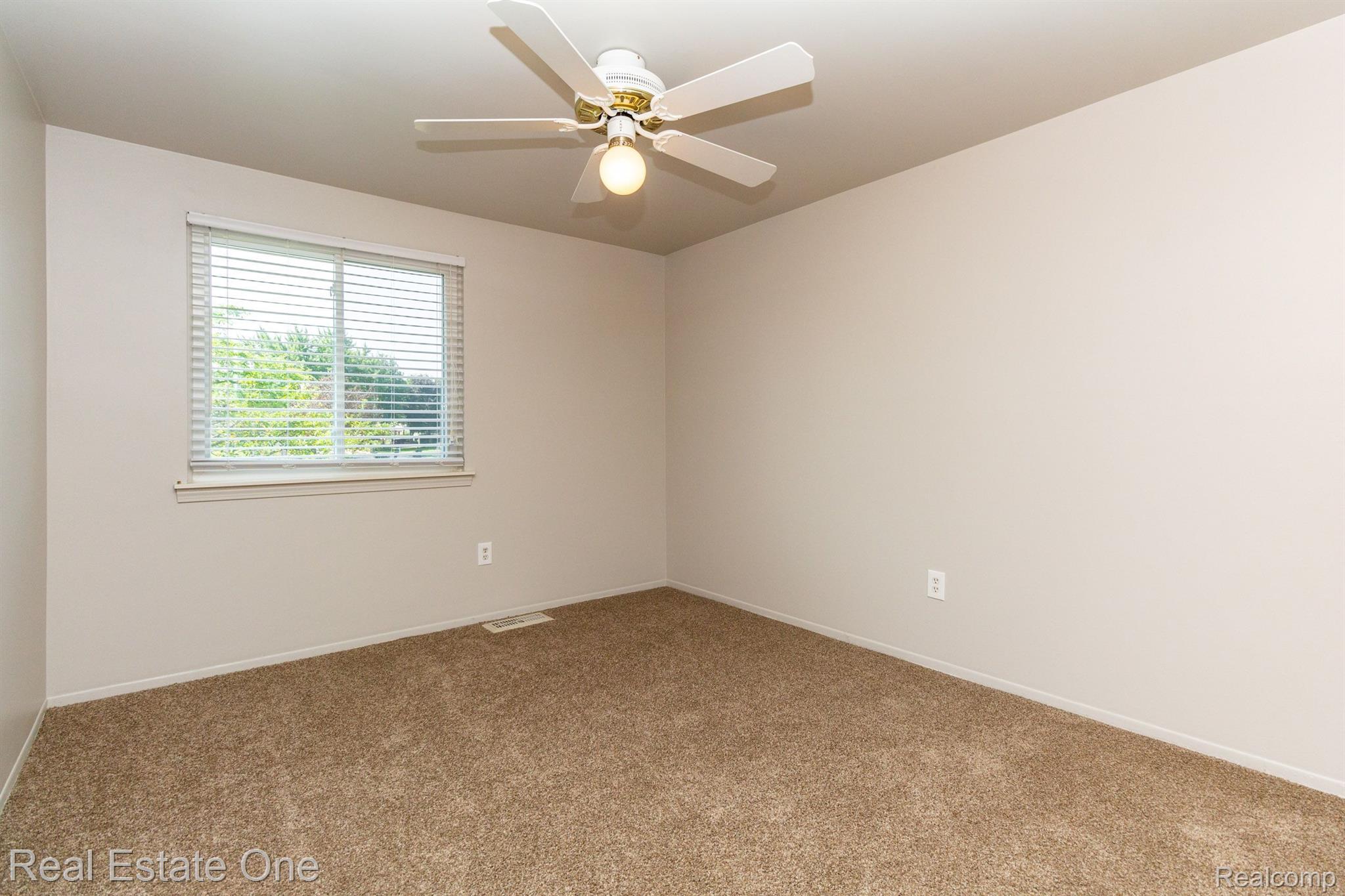 1689 DENNETT LN