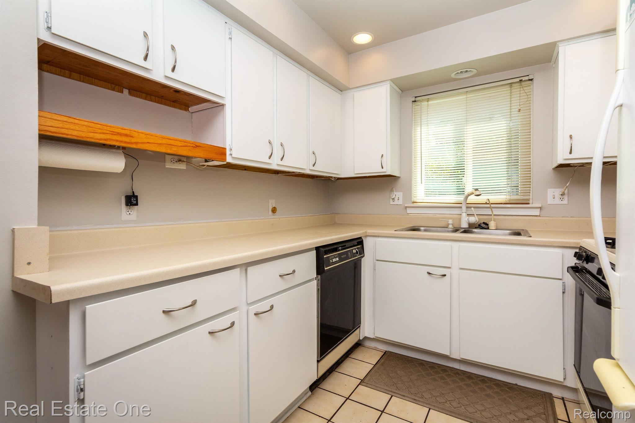 1689 DENNETT LN