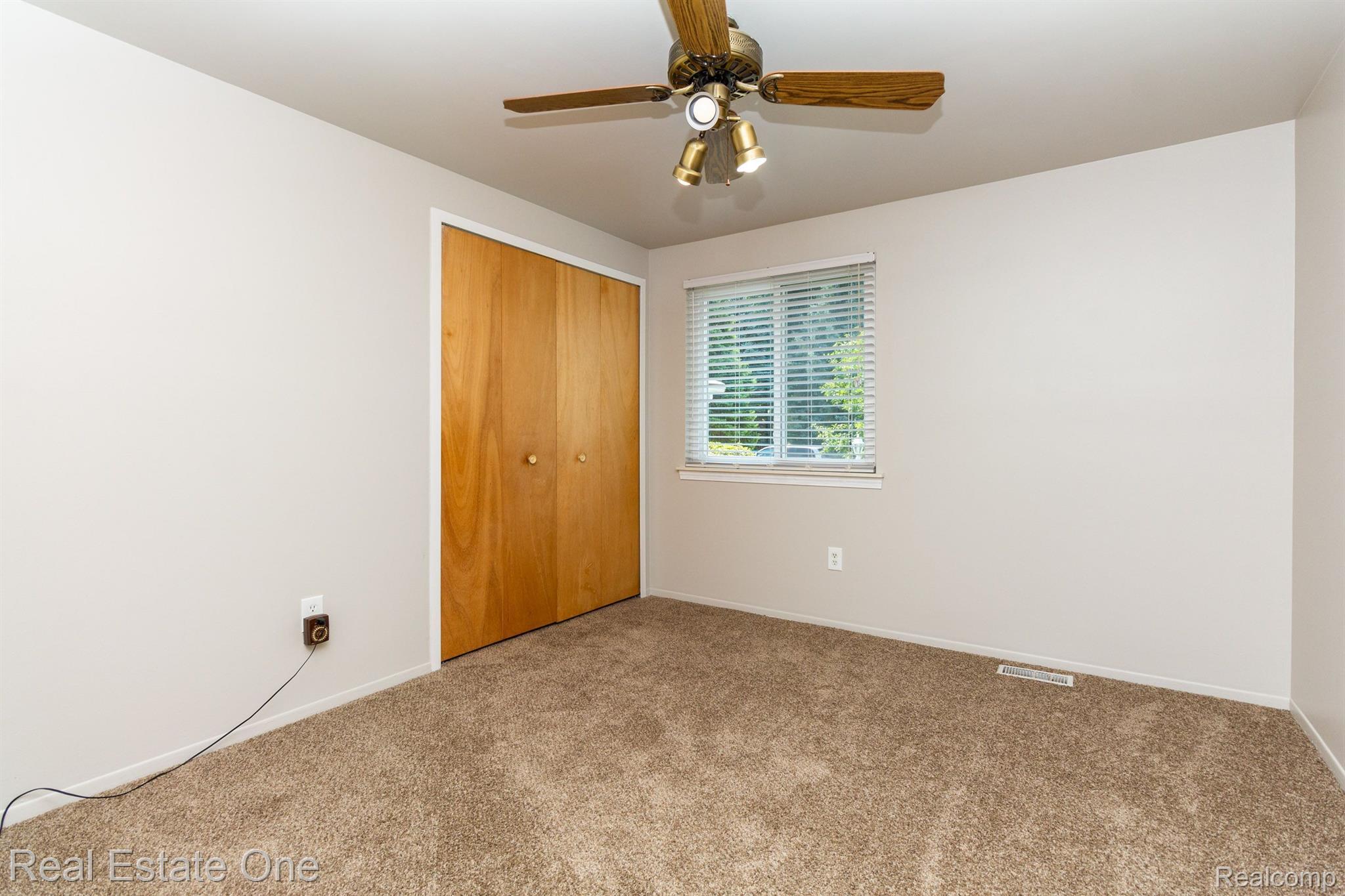 1689 DENNETT LN