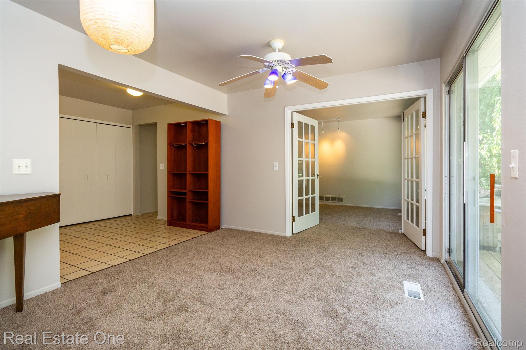 1689 DENNETT LN