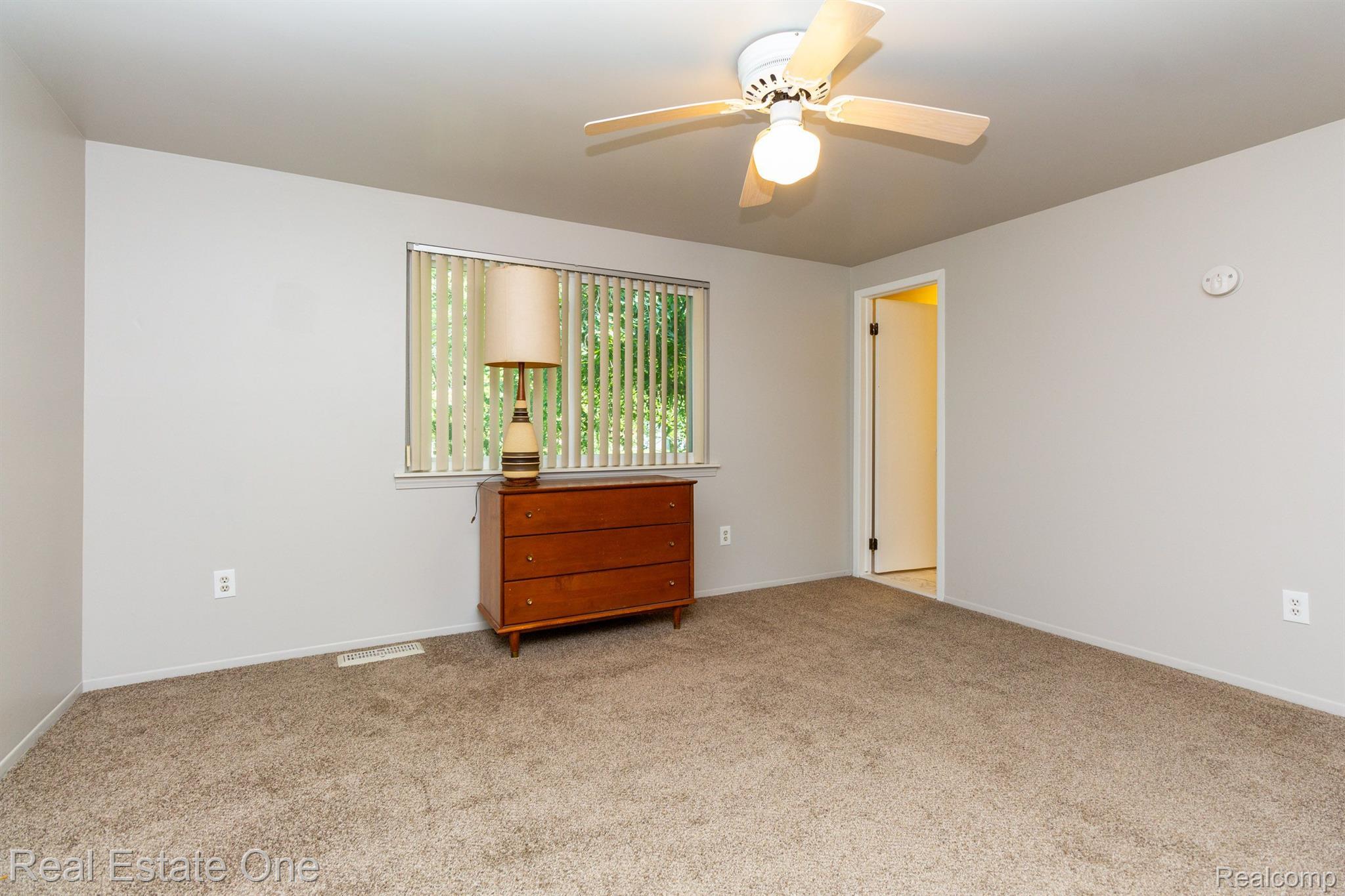 1689 DENNETT LN