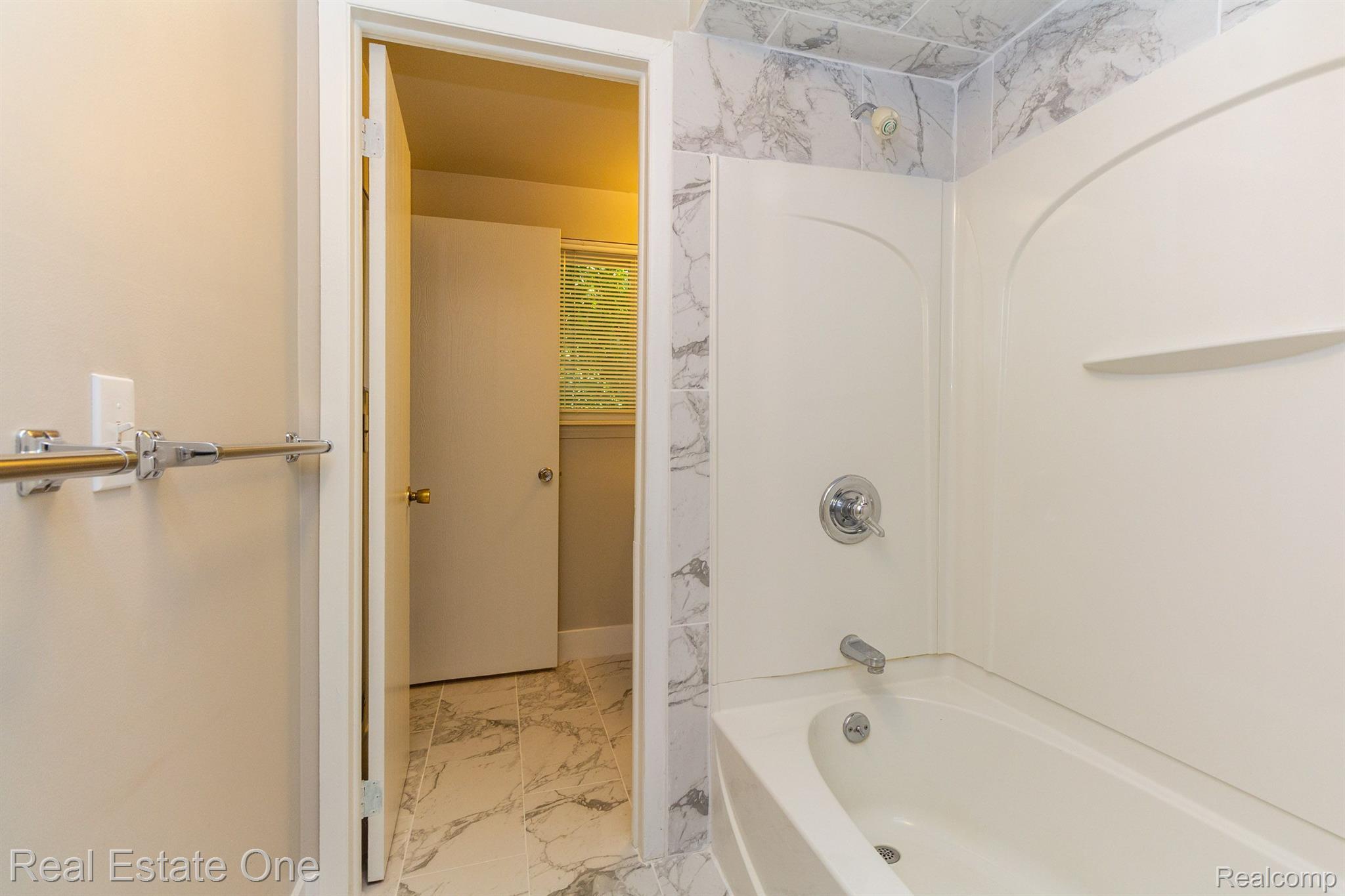 1689 DENNETT LN