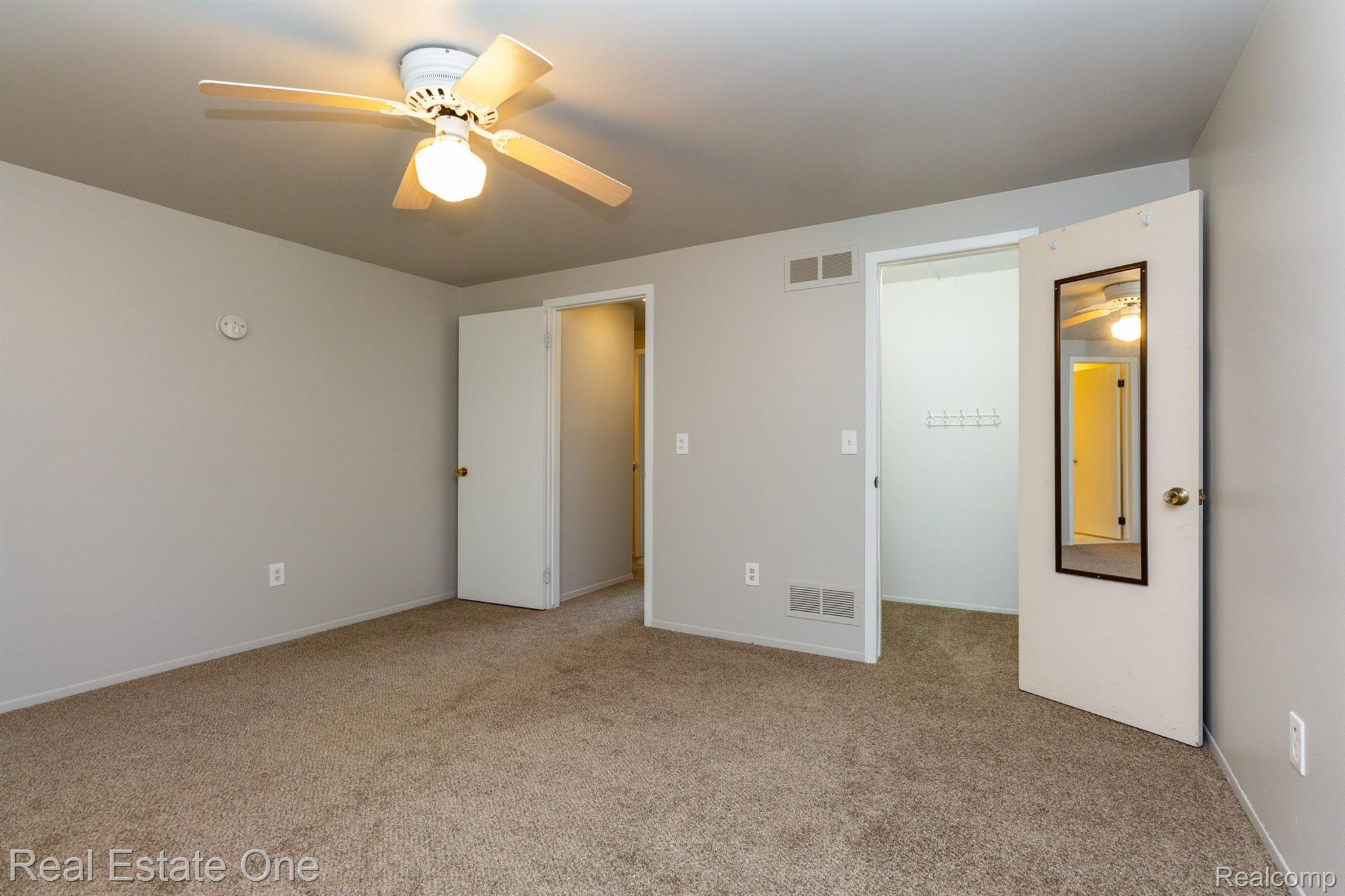 1689 DENNETT LN