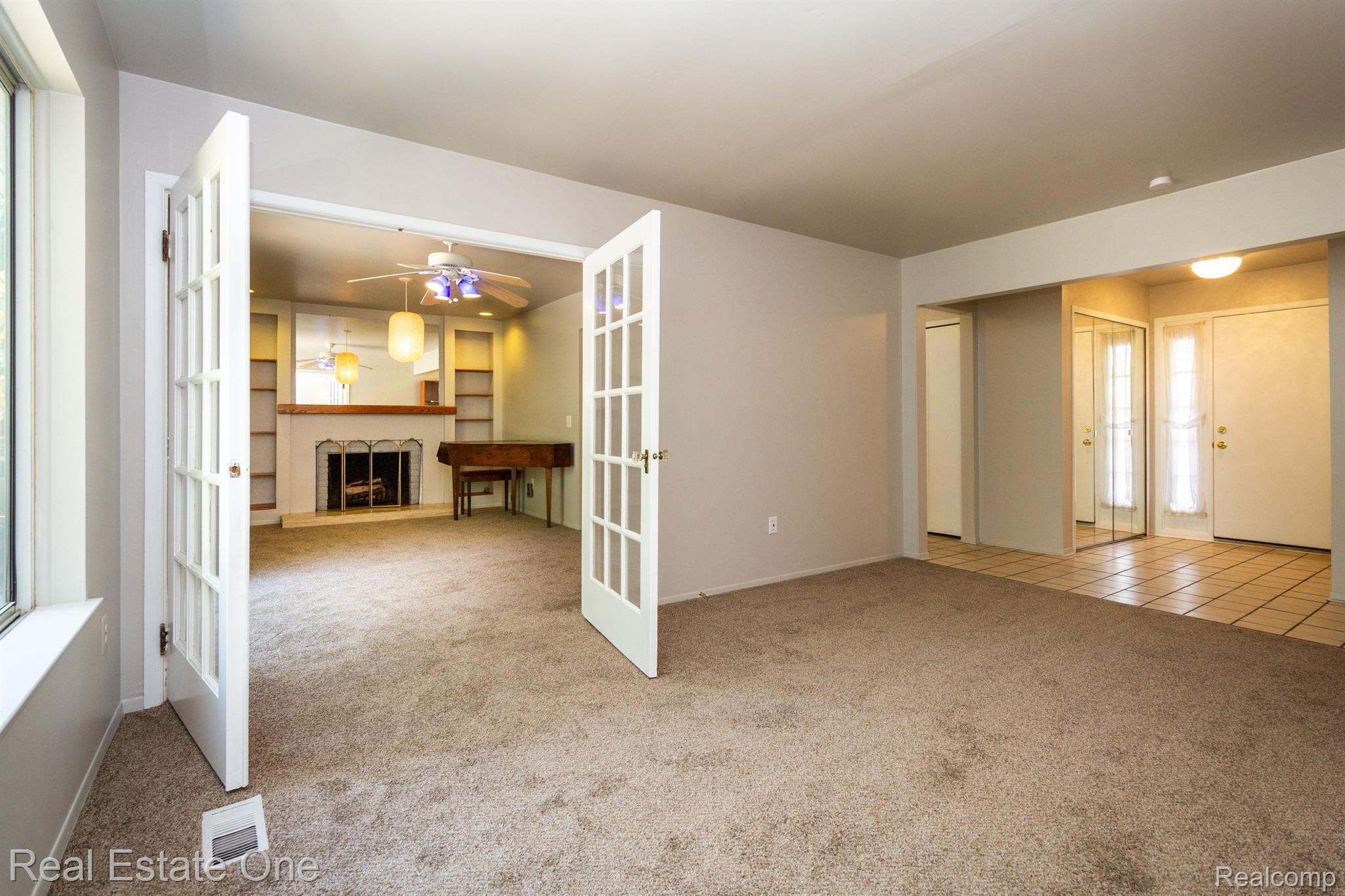 1689 DENNETT LN