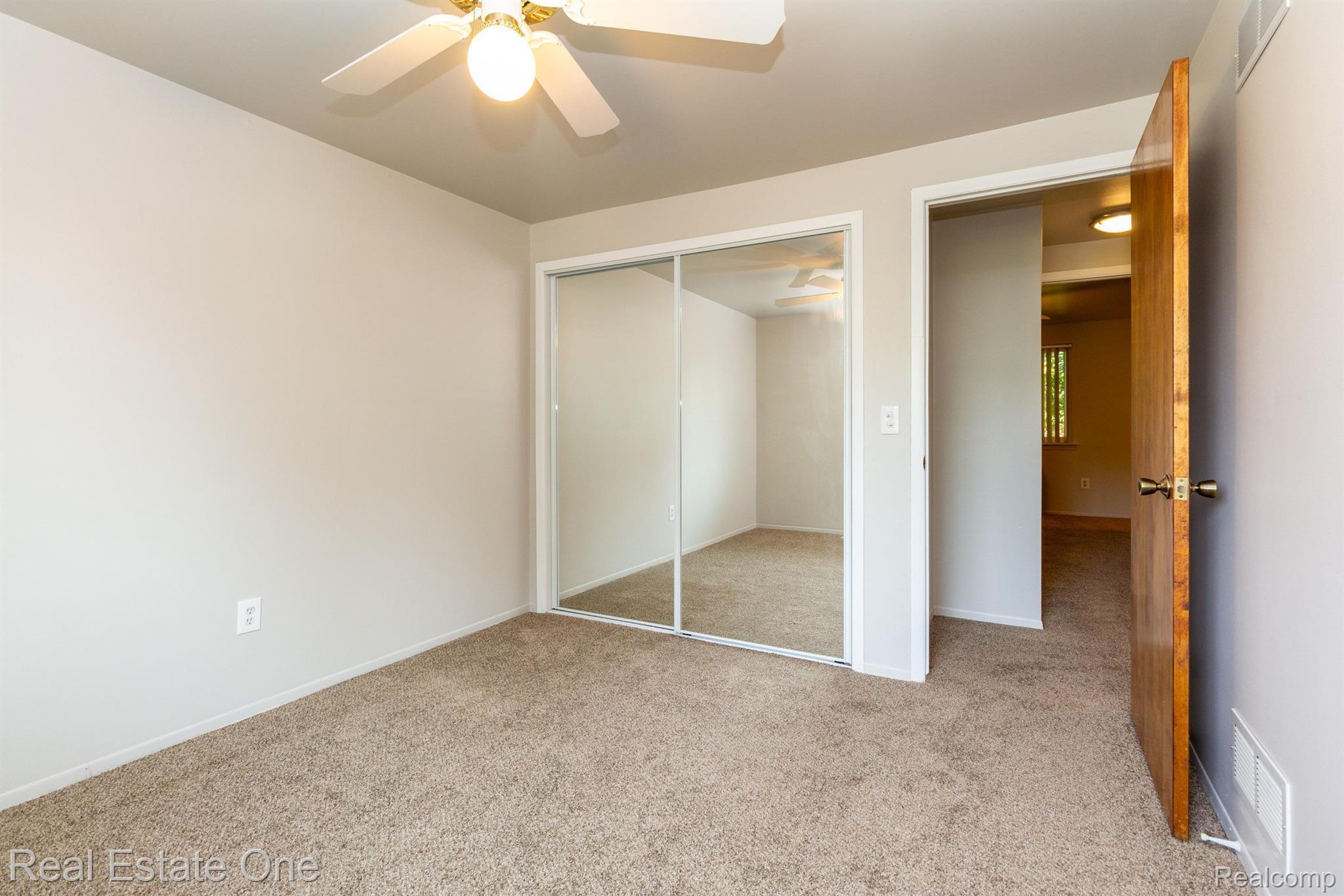 1689 DENNETT LN