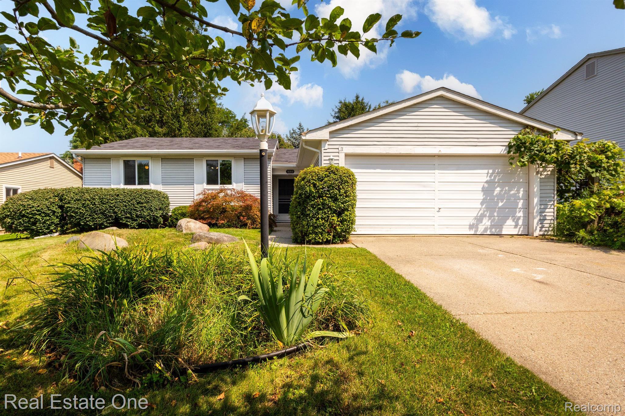 1689 DENNETT LN
