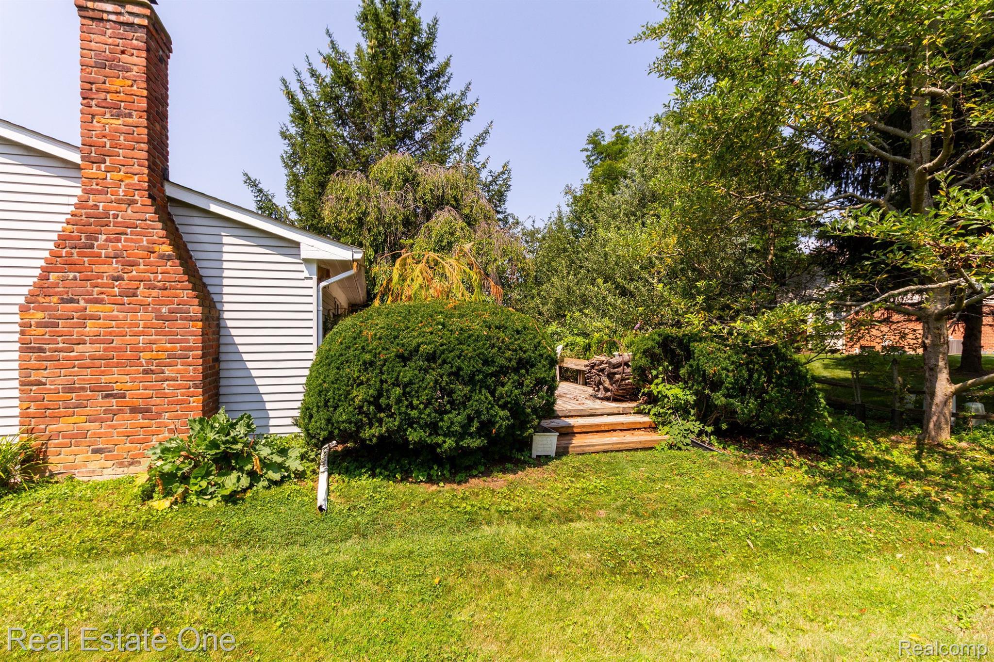 1689 DENNETT LN