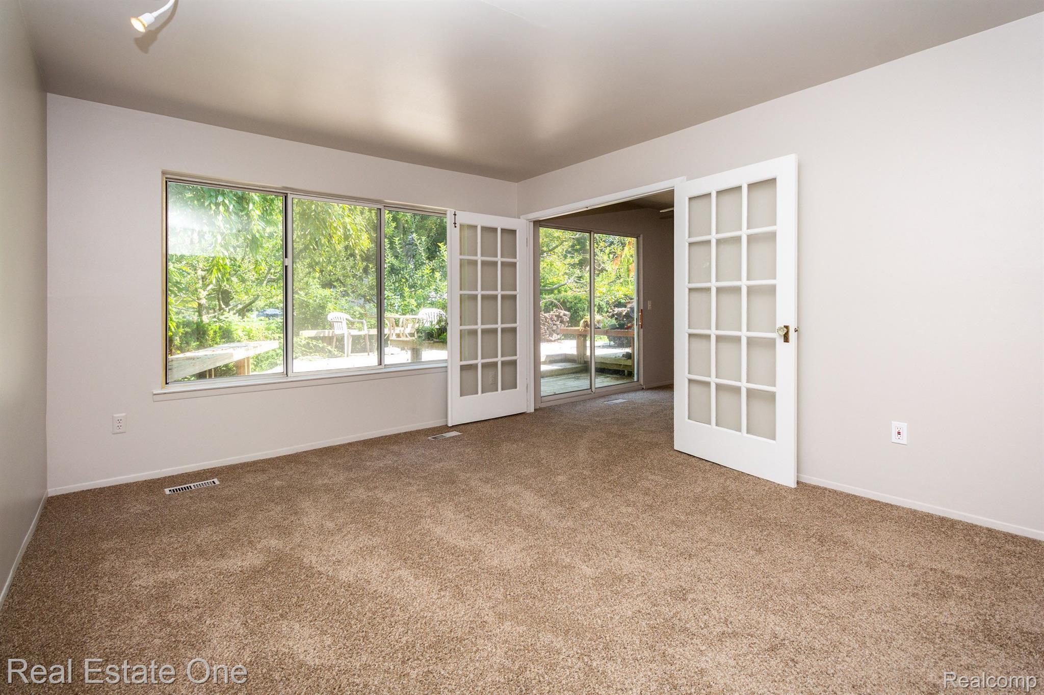 1689 DENNETT LN