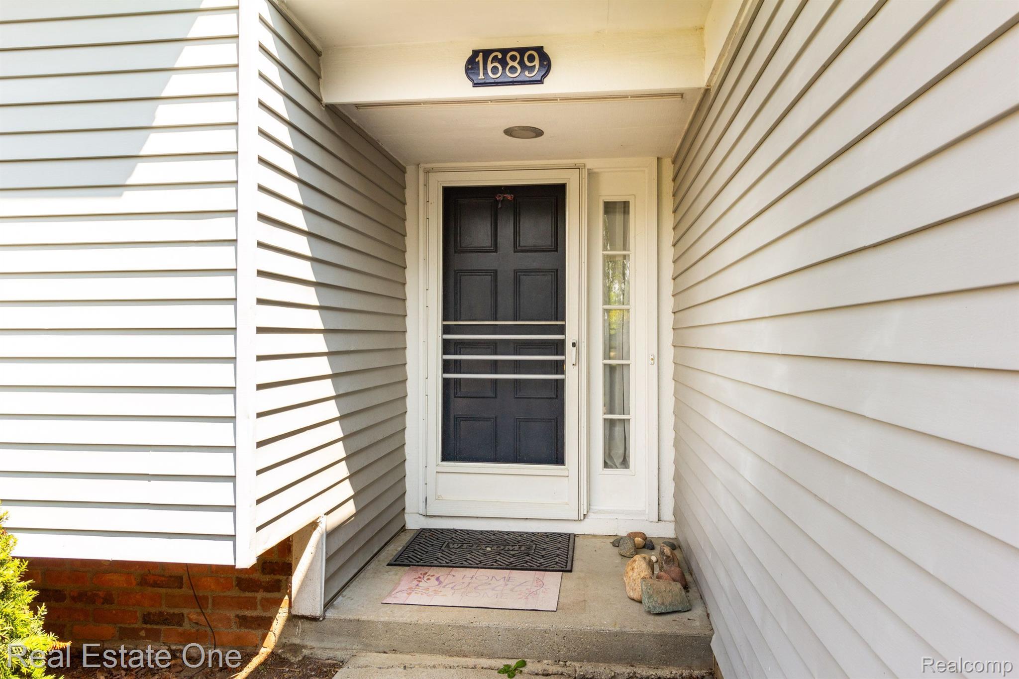 1689 DENNETT LN