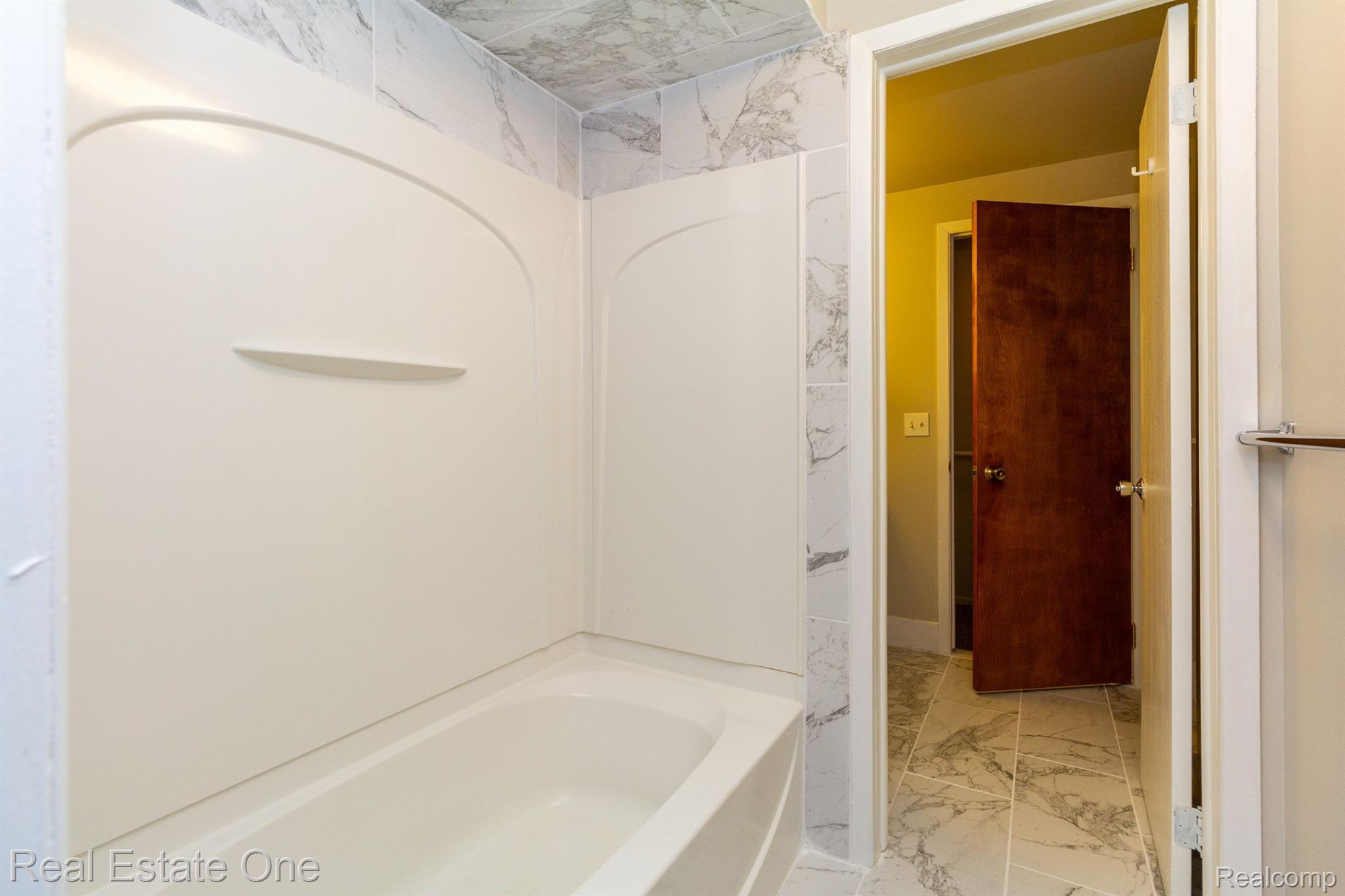 1689 DENNETT LN