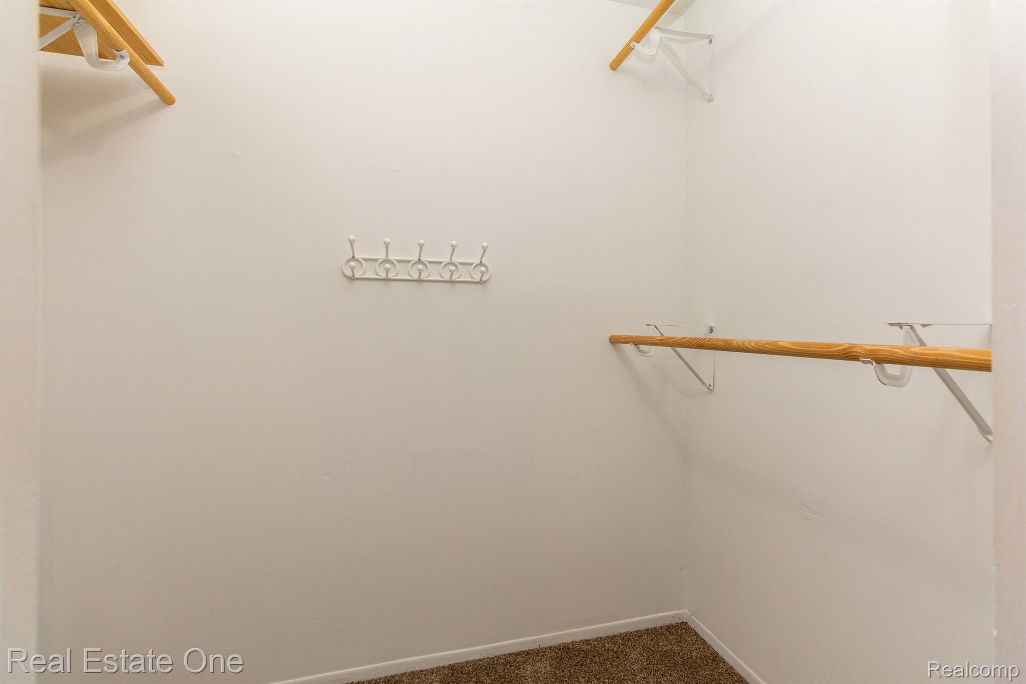1689 DENNETT LN