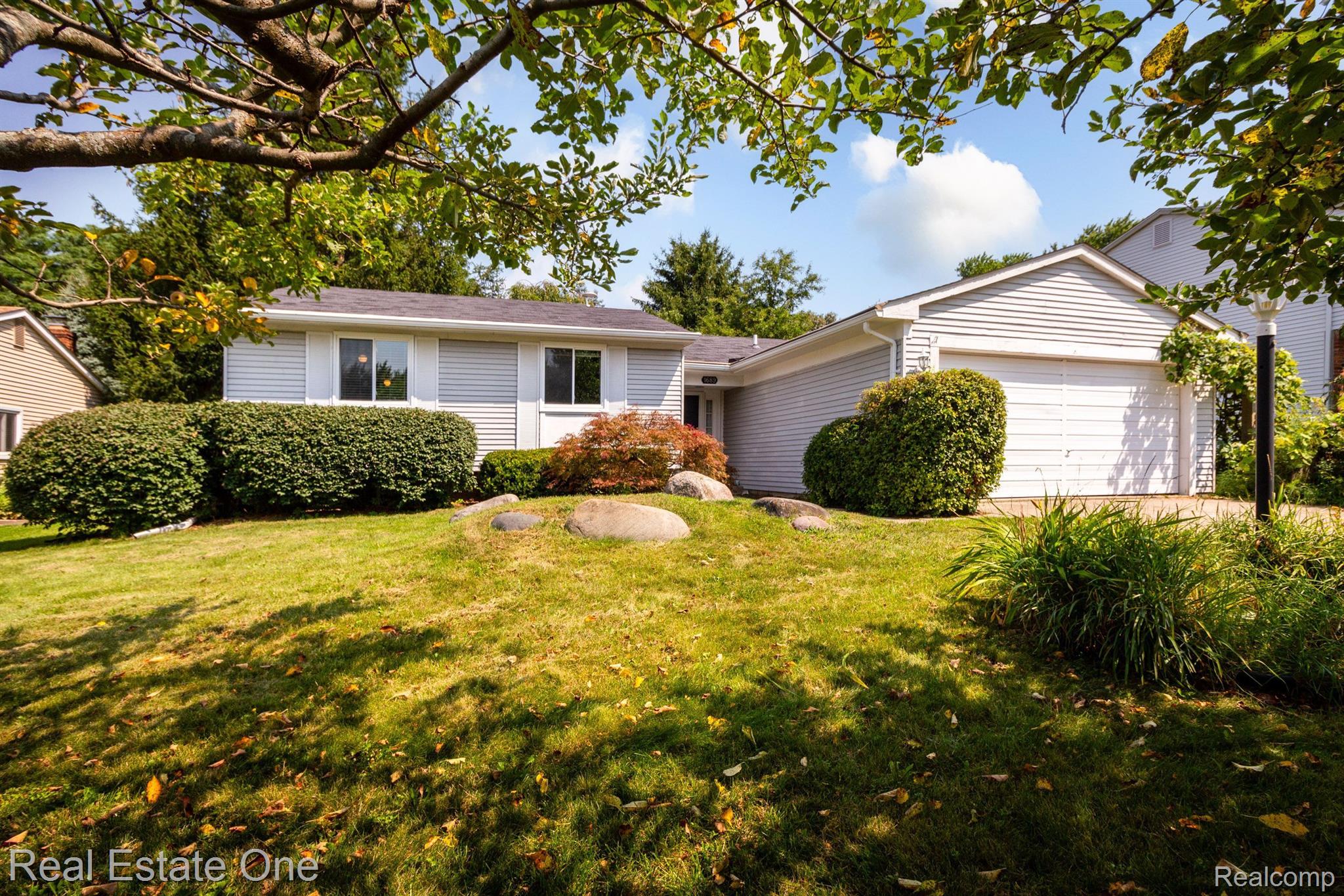 1689 DENNETT LN