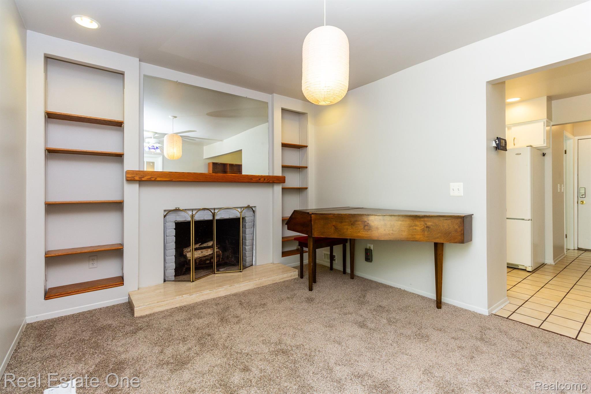 1689 DENNETT LN