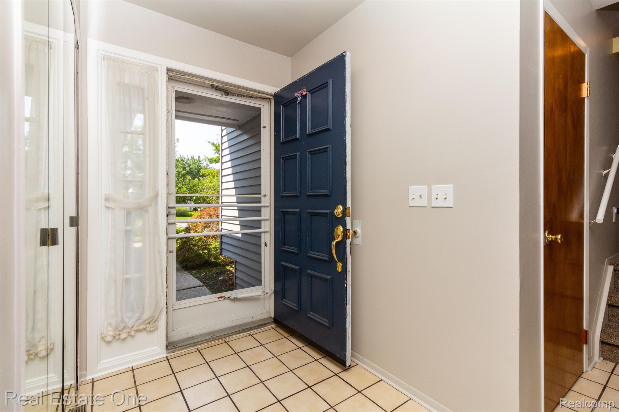 1689 DENNETT LN