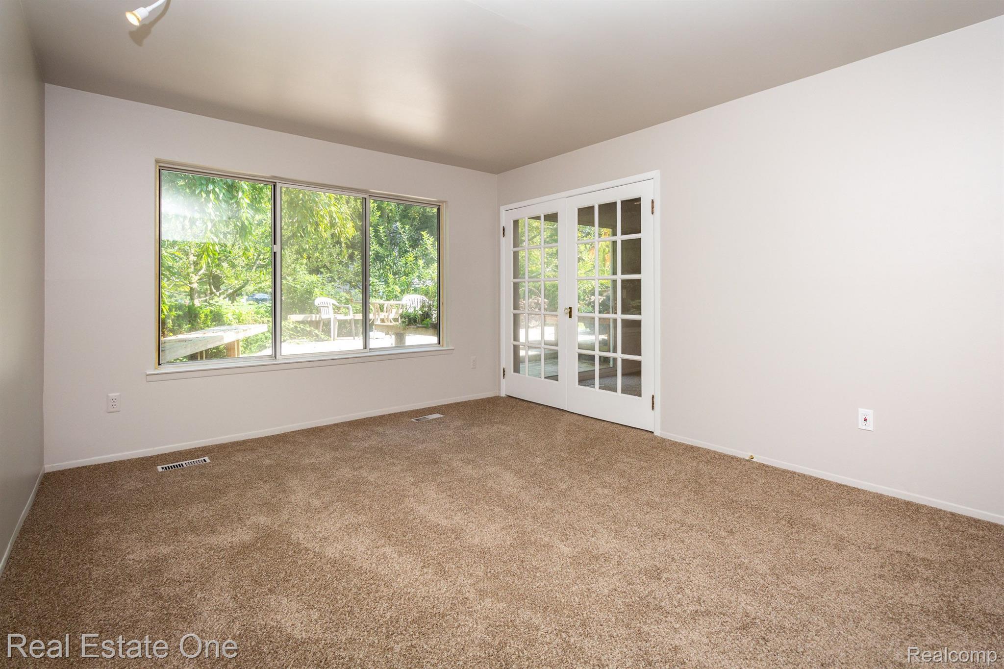 1689 DENNETT LN