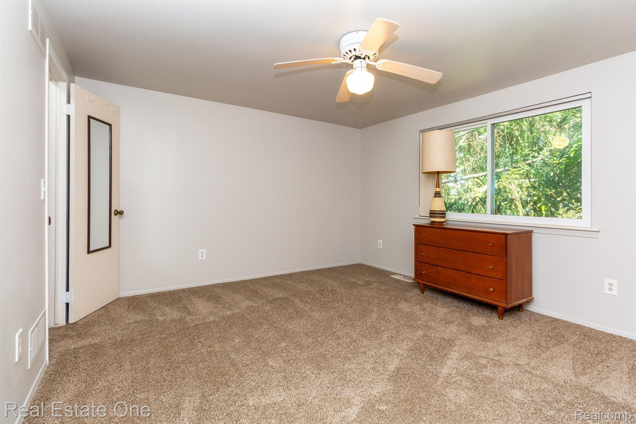 1689 DENNETT LN