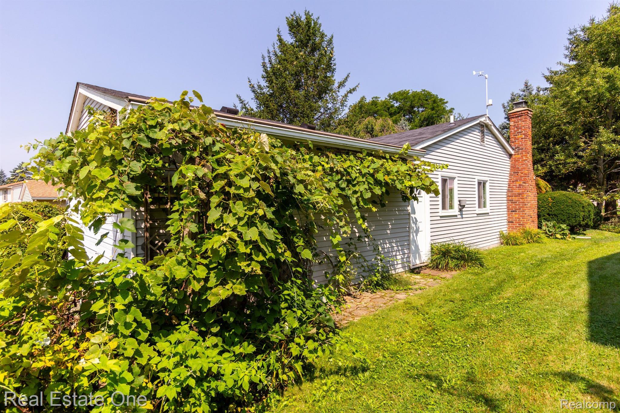1689 DENNETT LN