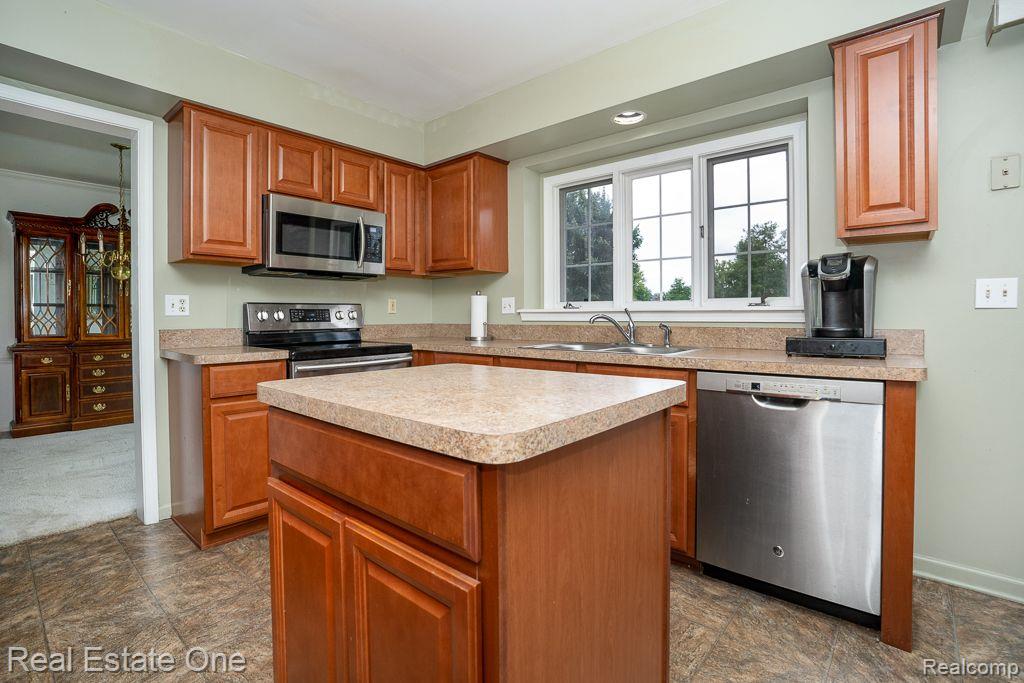 1687 GRANDVIEW DR