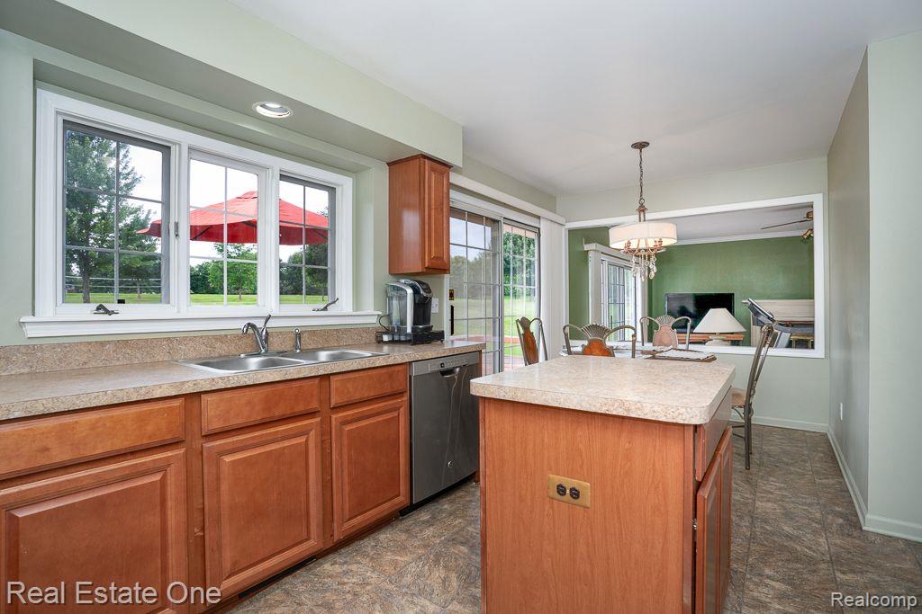 1687 GRANDVIEW DR