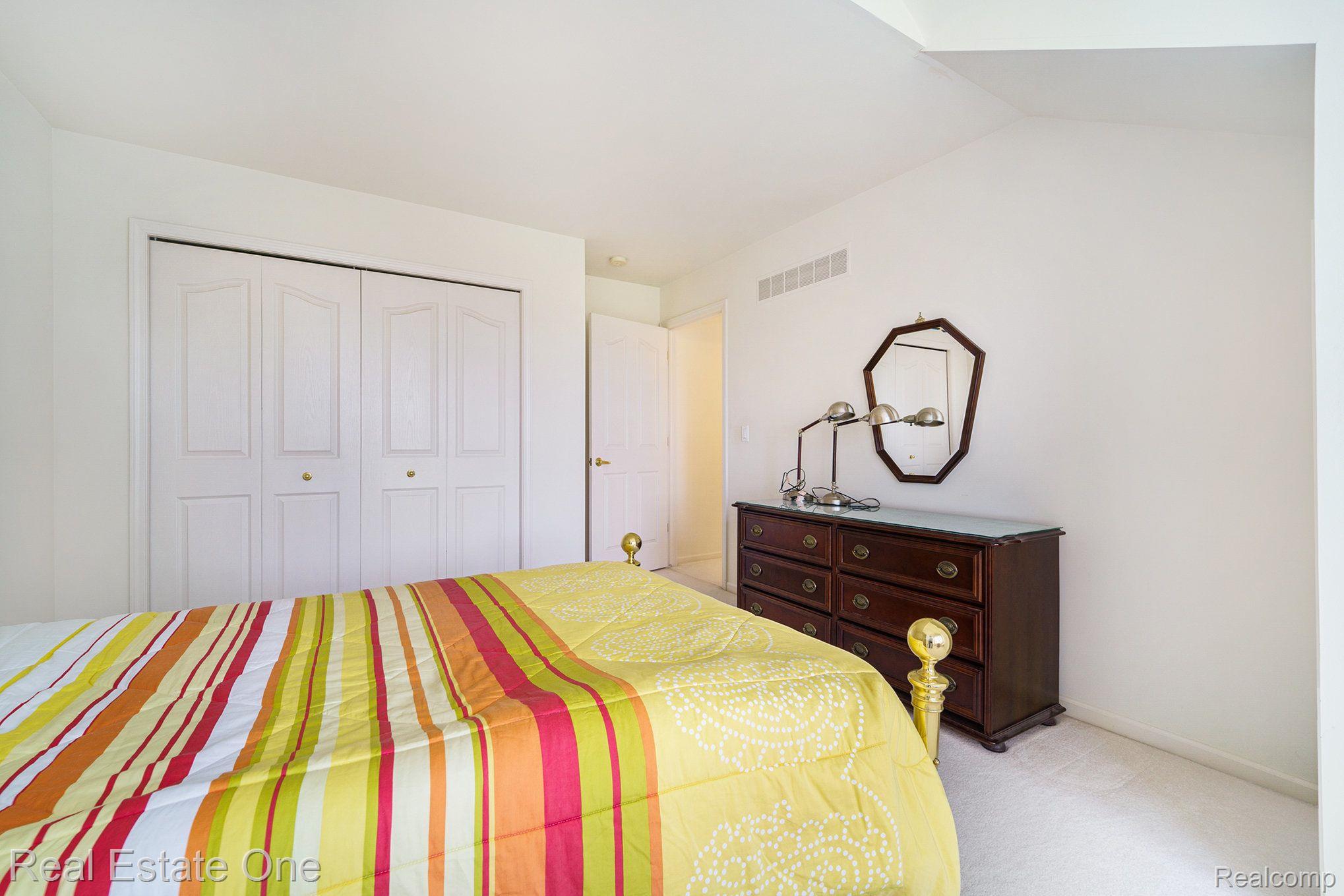 1689 MAPLE CREEK