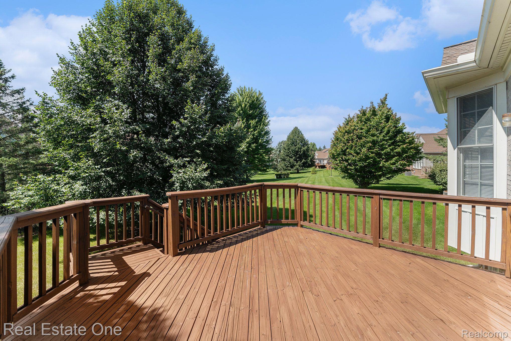 1689 MAPLE CREEK