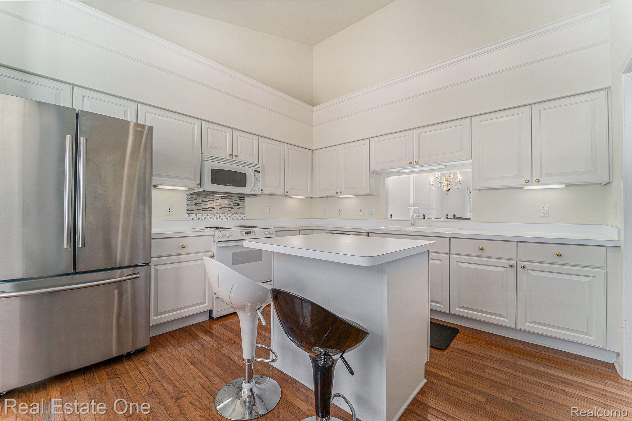 1689 MAPLE CREEK