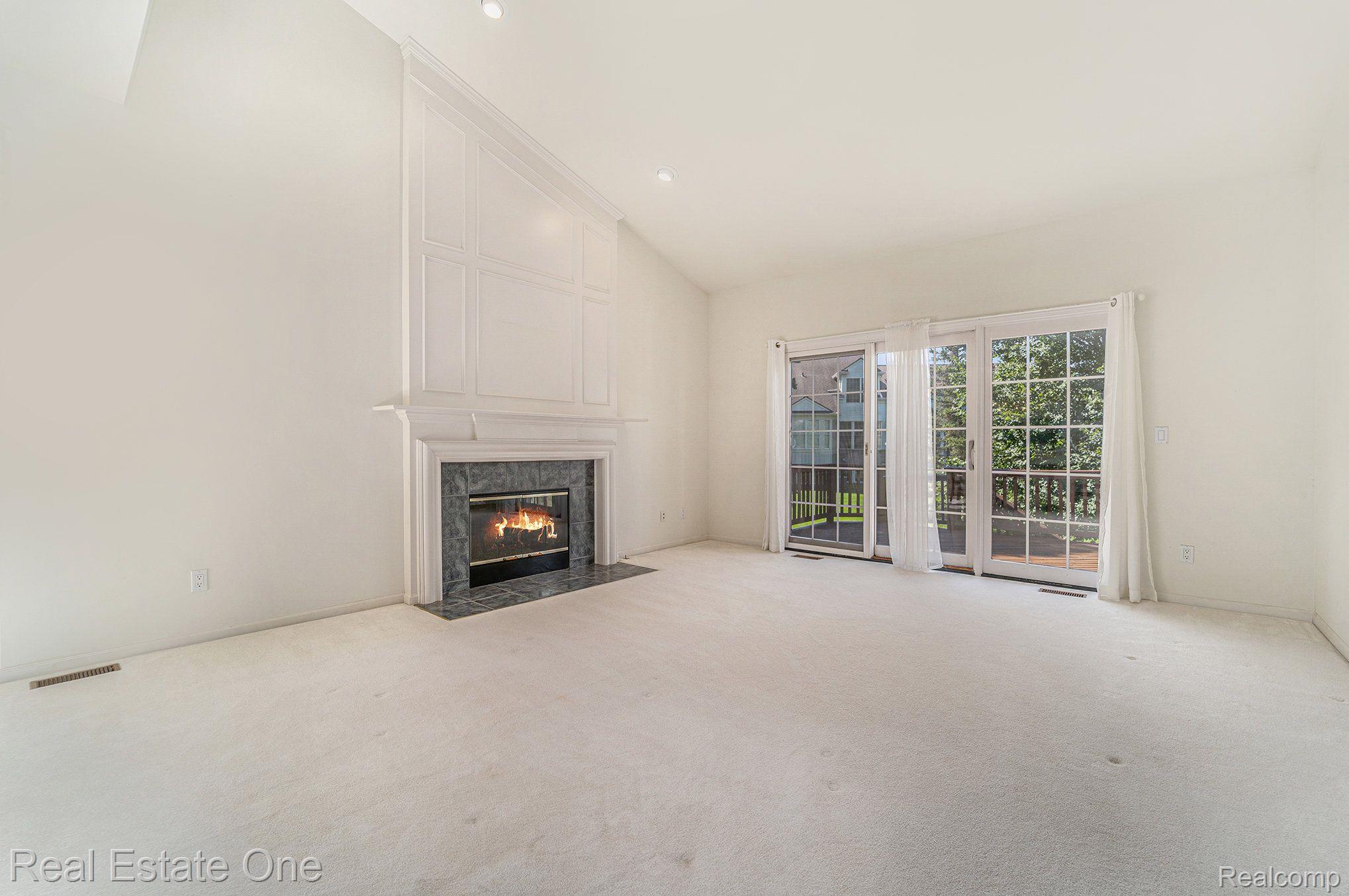 1689 MAPLE CREEK
