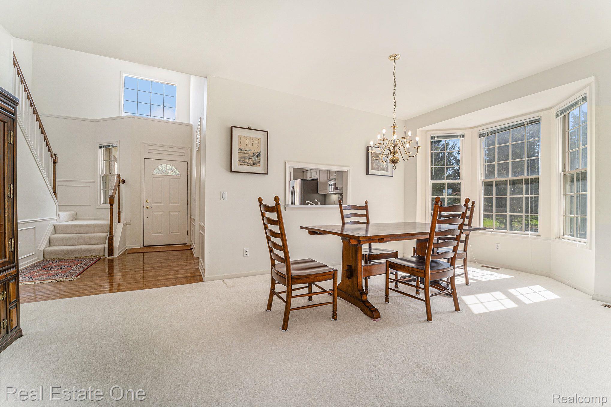 1689 MAPLE CREEK