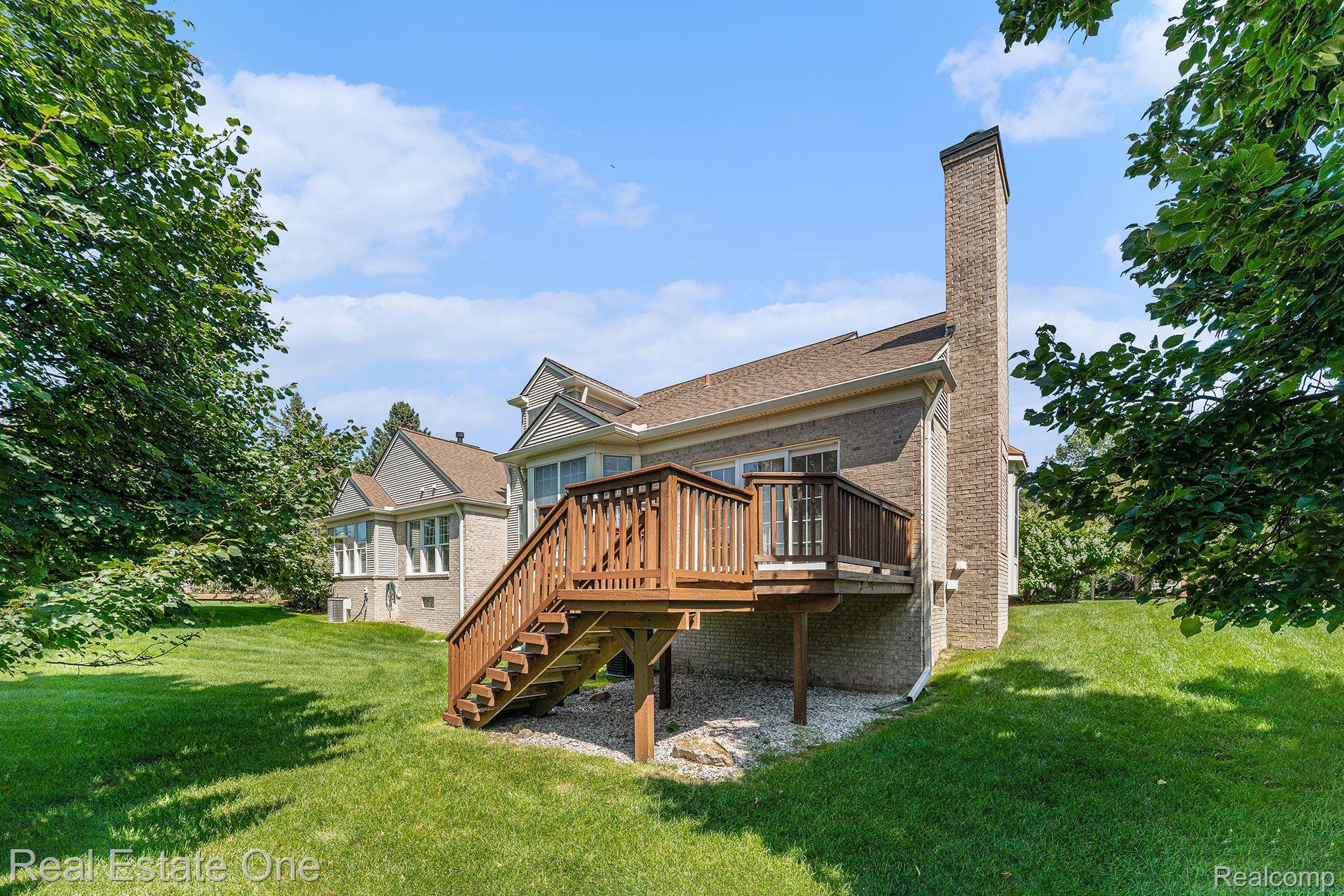 1689 MAPLE CREEK