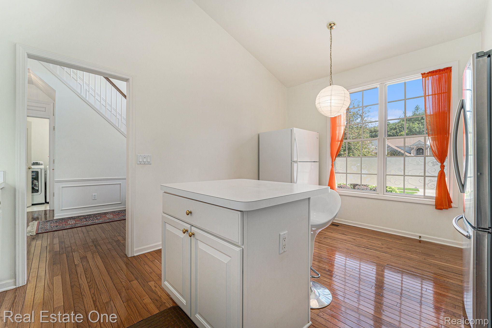 1689 MAPLE CREEK