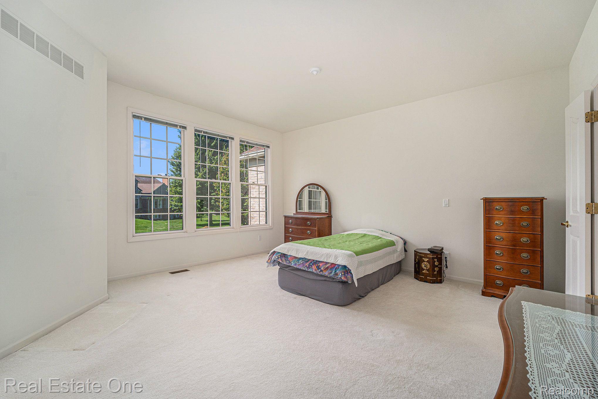 1689 MAPLE CREEK