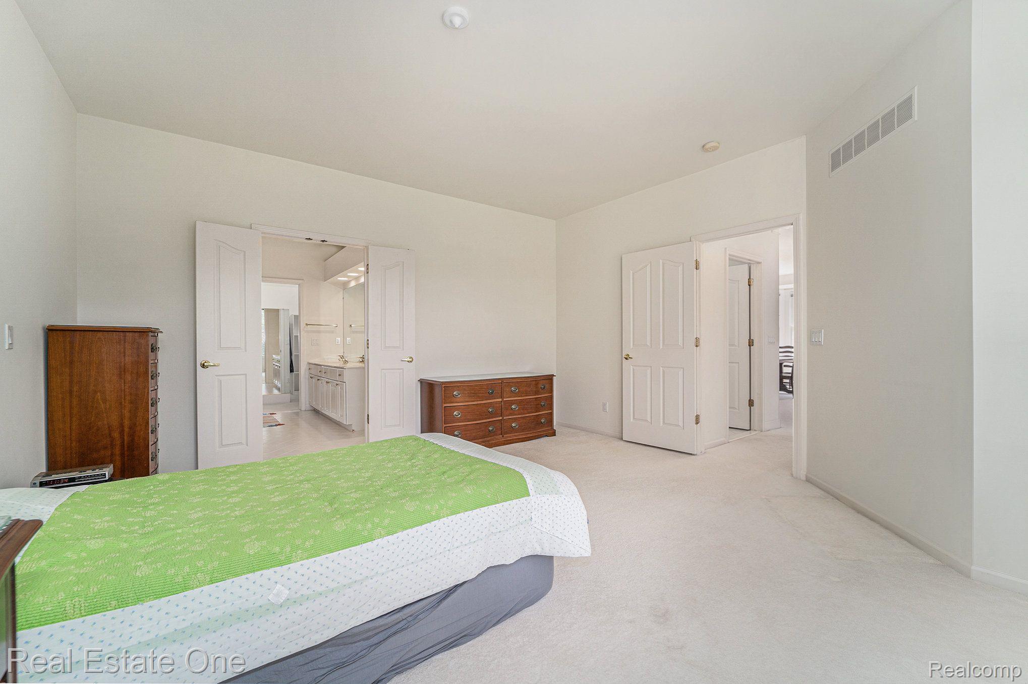 1689 MAPLE CREEK