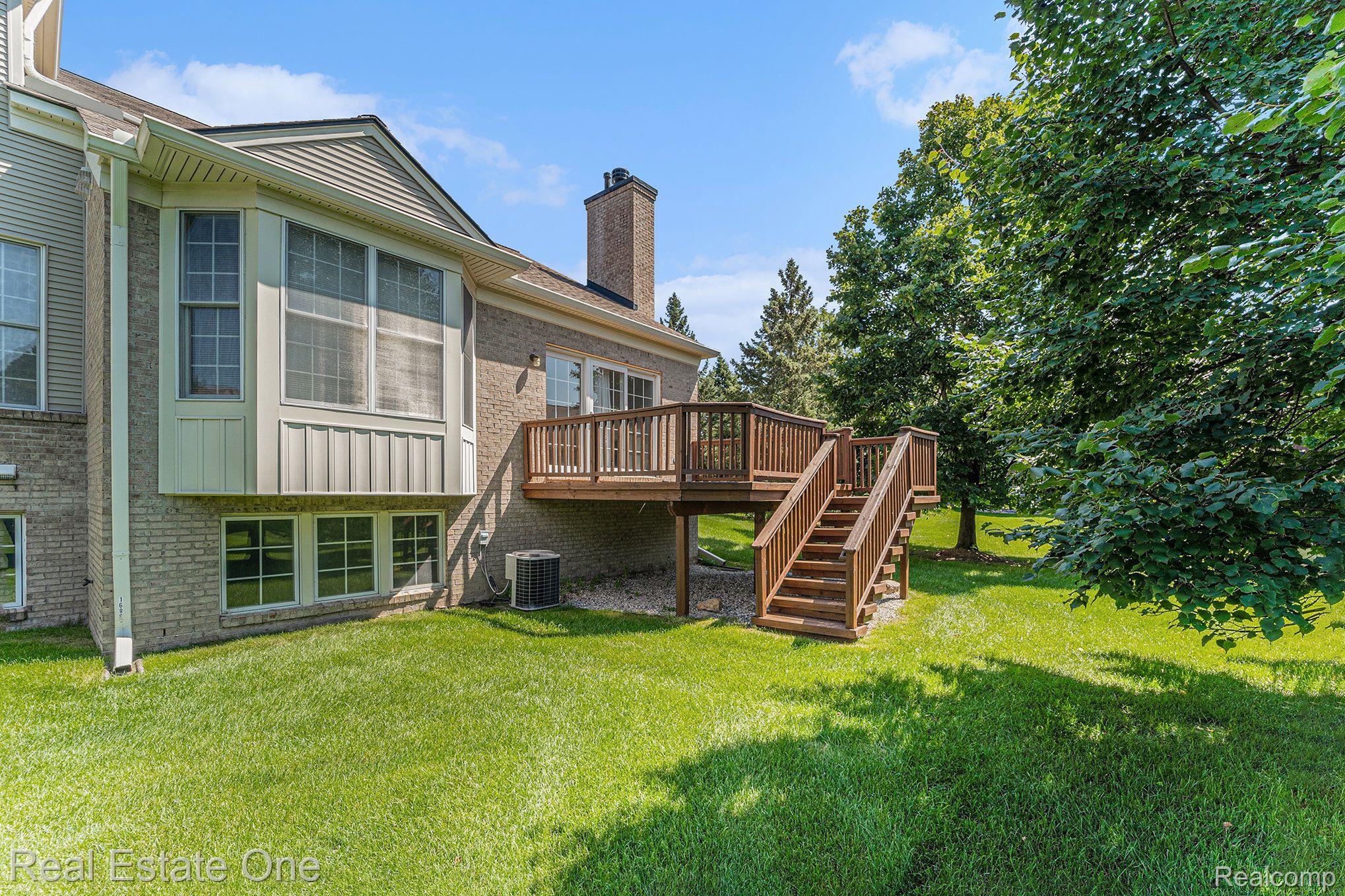 1689 MAPLE CREEK