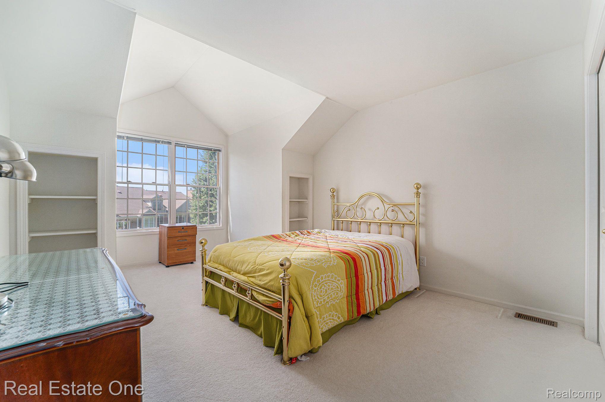 1689 MAPLE CREEK