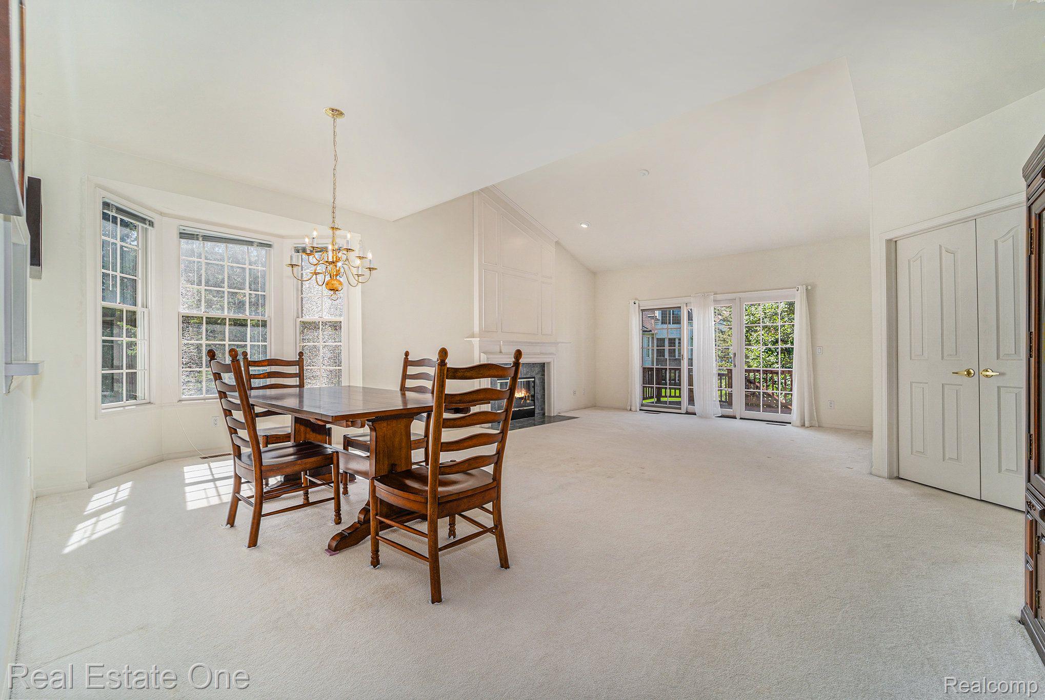 1689 MAPLE CREEK