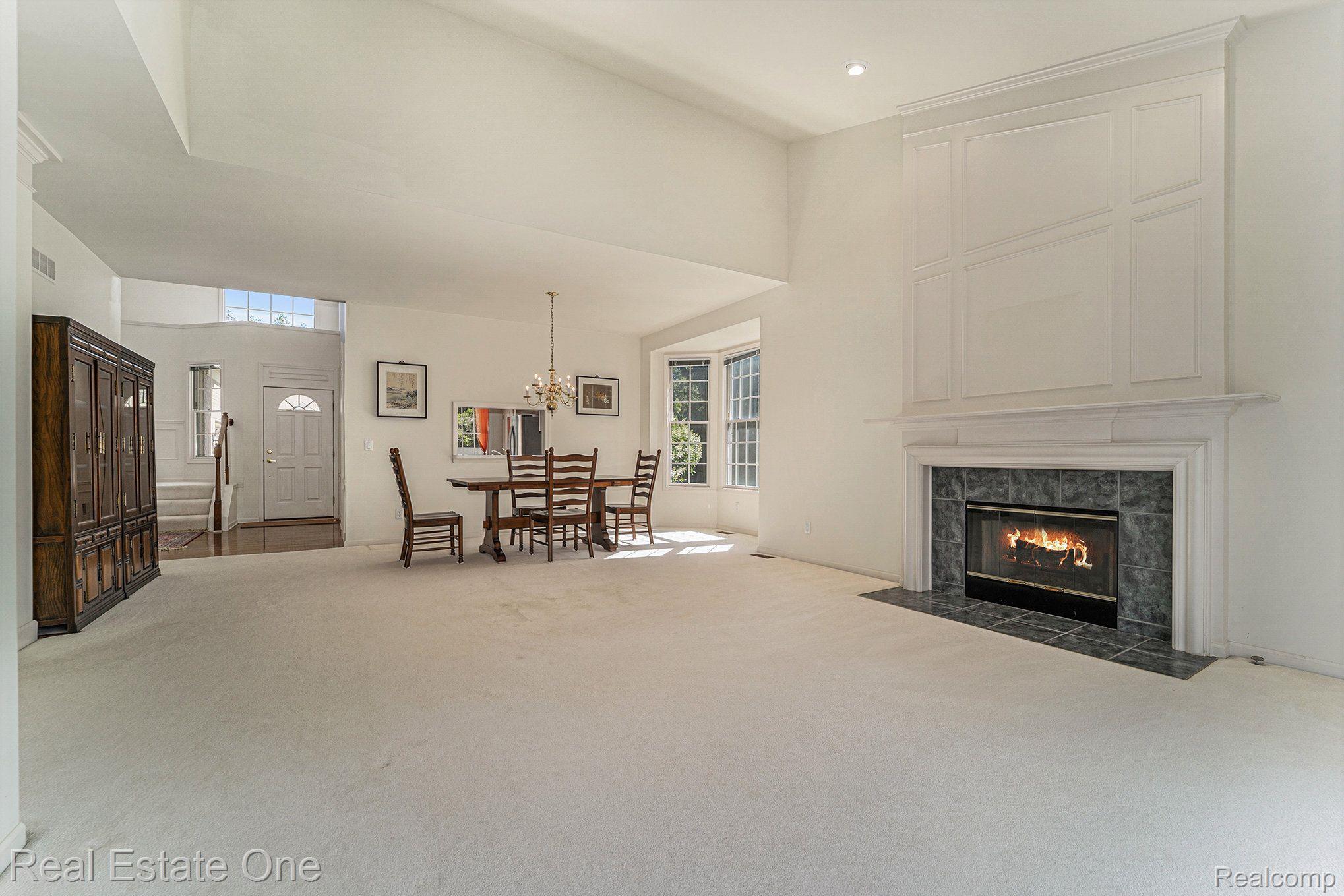 1689 MAPLE CREEK