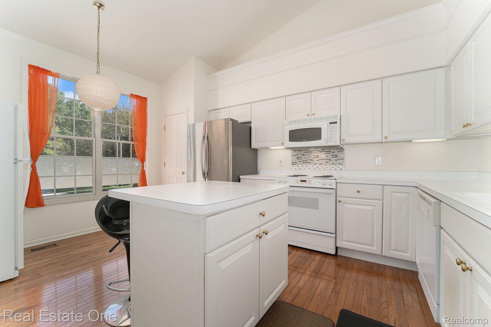 1689 MAPLE CREEK