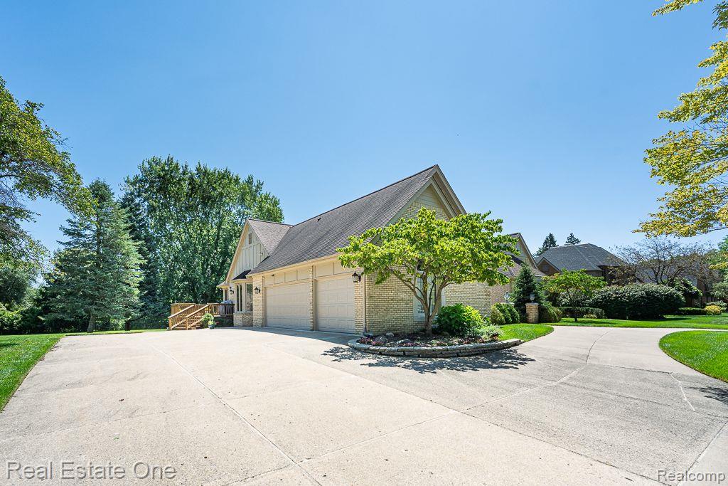 4892 RIVERS EDGE DR