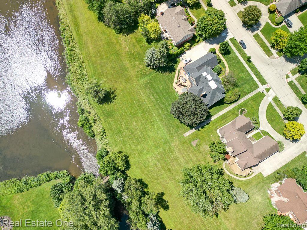 4892 RIVERS EDGE DR