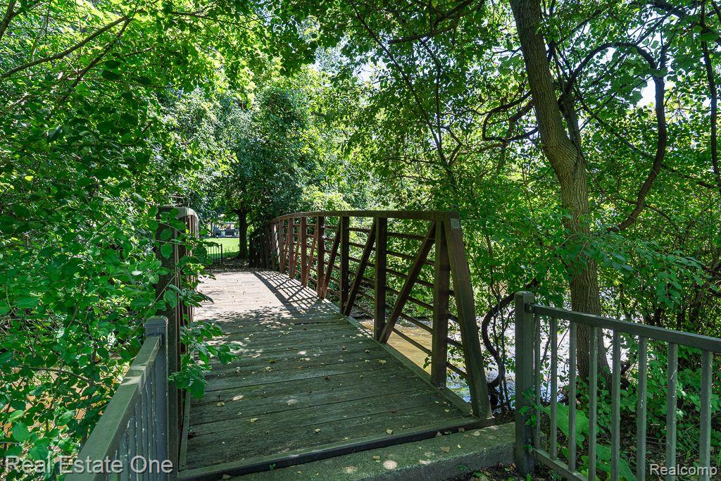 4892 RIVERS EDGE DR