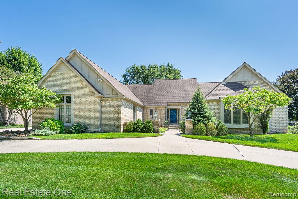4892 RIVERS EDGE DR