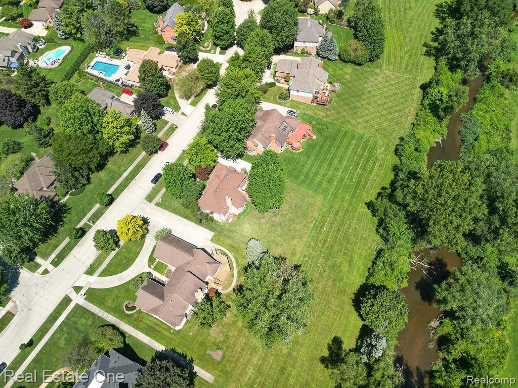 4892 RIVERS EDGE DR