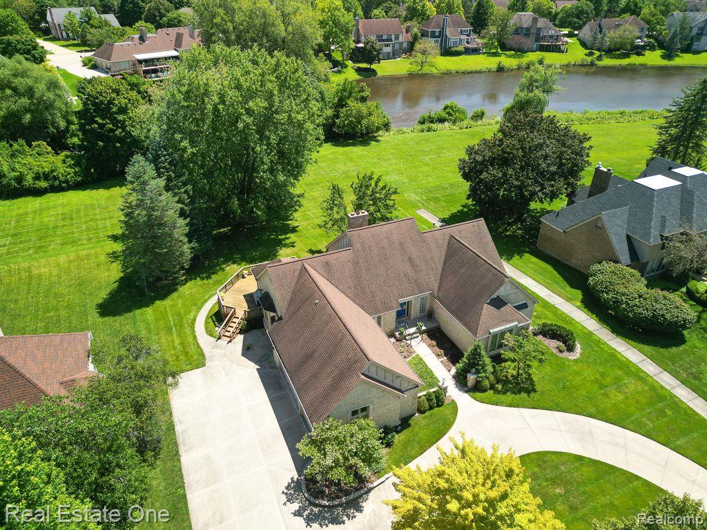 4892 RIVERS EDGE DR